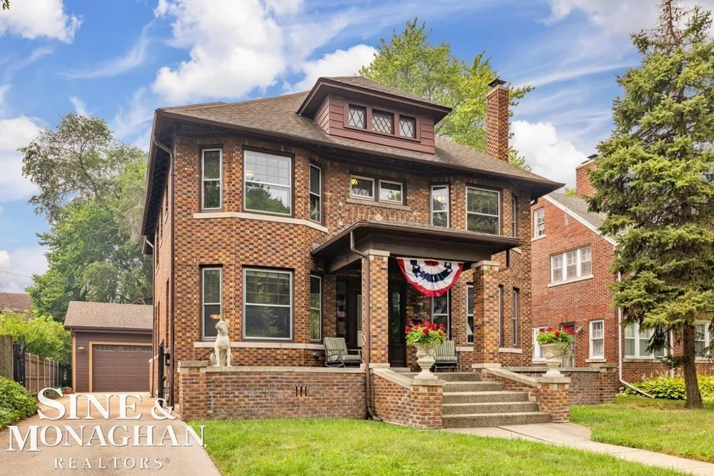 979 Lakepointe Street Grosse Pointe Park City, MI 48230