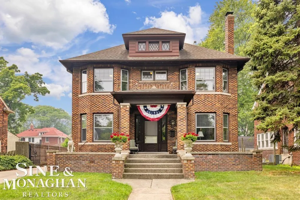 979 Lakepointe Street Grosse Pointe Park City, MI 48230