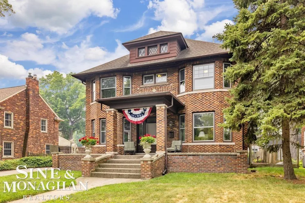 979 Lakepointe Street Grosse Pointe Park City, MI 48230
