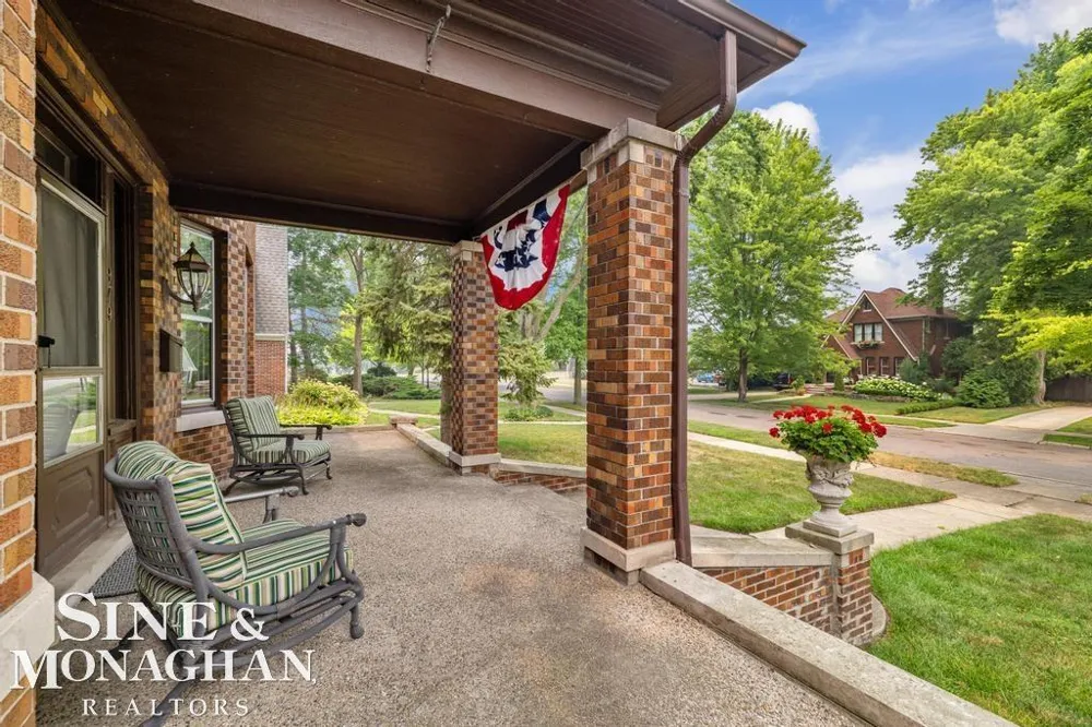 979 Lakepointe Street Grosse Pointe Park City, MI 48230