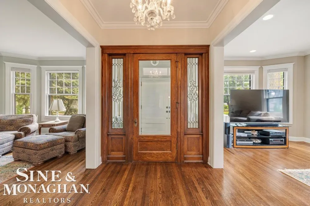 979 Lakepointe Street Grosse Pointe Park City, MI 48230