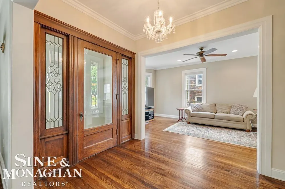 979 Lakepointe Street Grosse Pointe Park City, MI 48230
