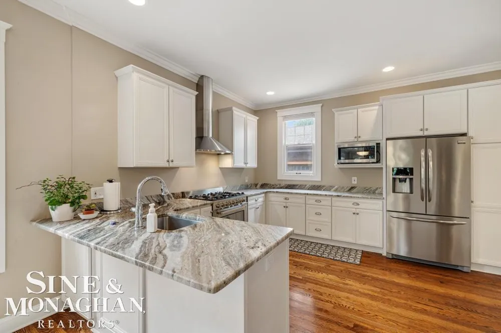 979 Lakepointe Street Grosse Pointe Park City, MI 48230