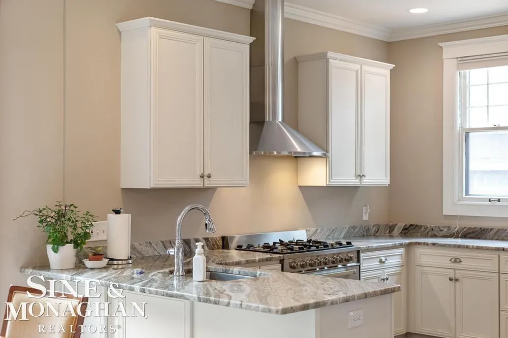 979 Lakepointe Street Grosse Pointe Park City, MI 48230