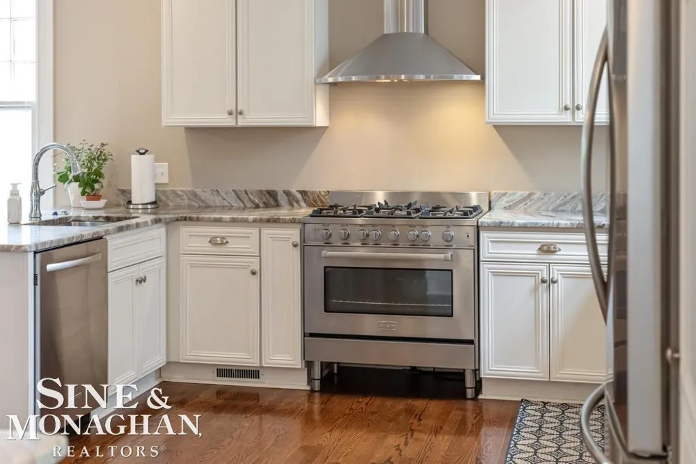 979 Lakepointe Street Grosse Pointe Park City, MI 48230