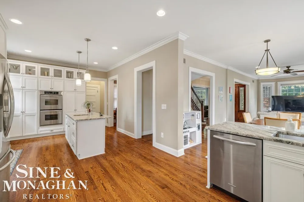 979 Lakepointe Street Grosse Pointe Park City, MI 48230