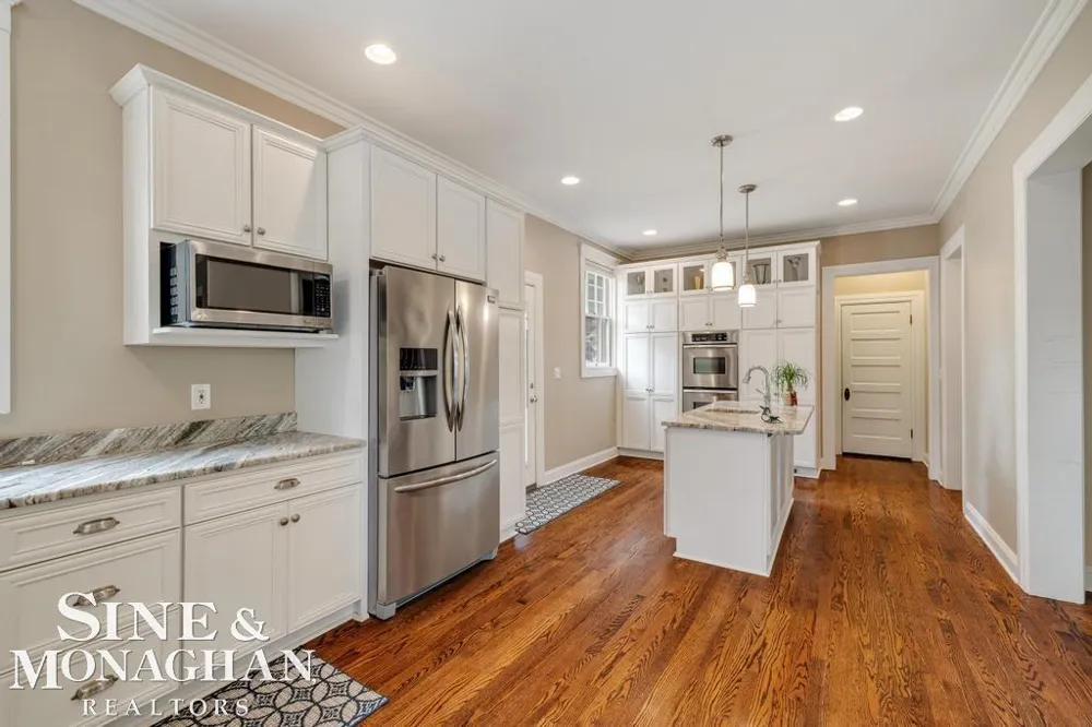979 Lakepointe Street Grosse Pointe Park City, MI 48230