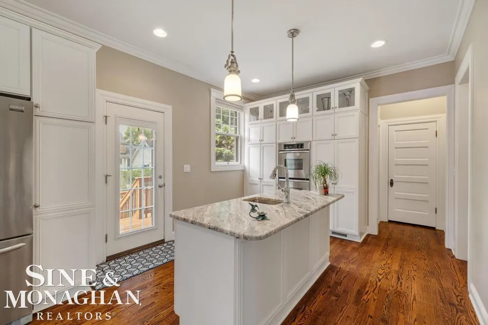 979 Lakepointe Street Grosse Pointe Park City, MI 48230