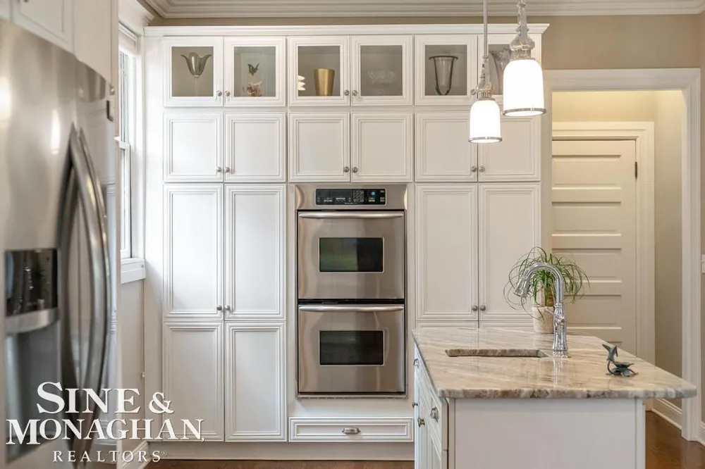 979 Lakepointe Street Grosse Pointe Park City, MI 48230