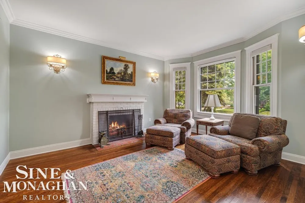 979 Lakepointe Street Grosse Pointe Park City, MI 48230