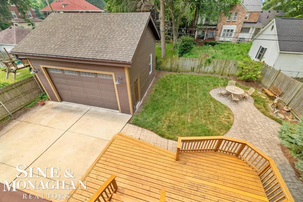979 Lakepointe Street Grosse Pointe Park City, MI 48230