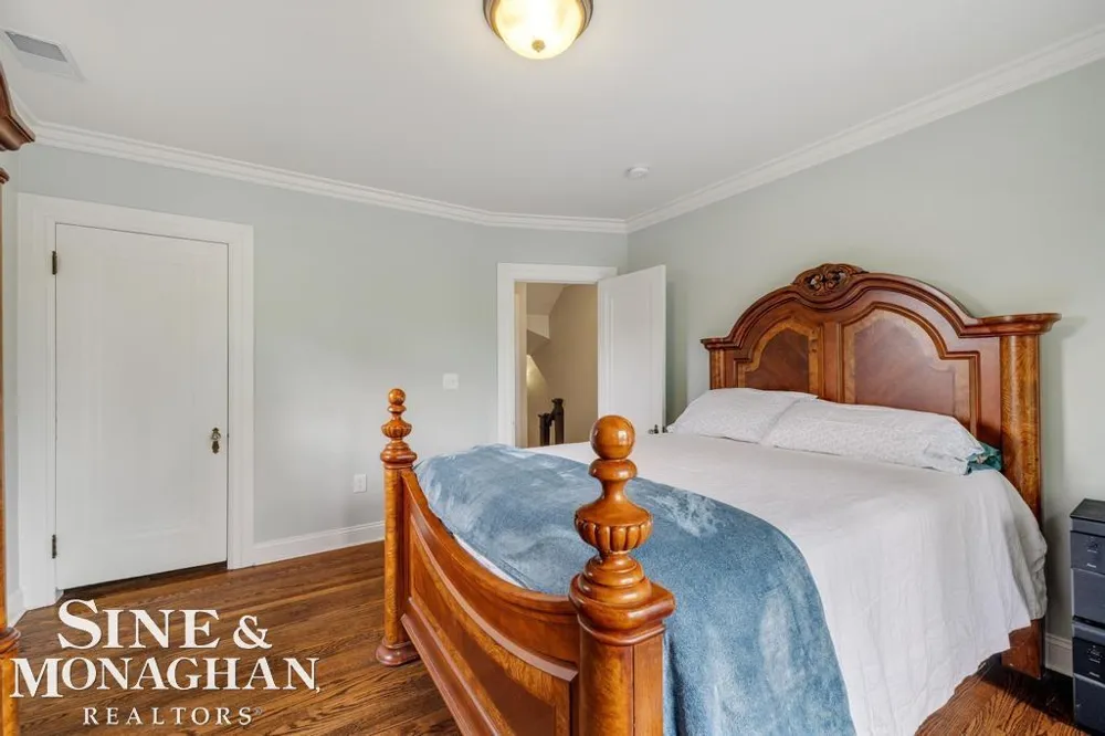 979 Lakepointe Street Grosse Pointe Park City, MI 48230