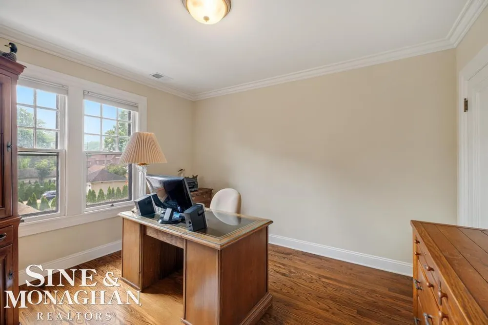 979 Lakepointe Street Grosse Pointe Park City, MI 48230