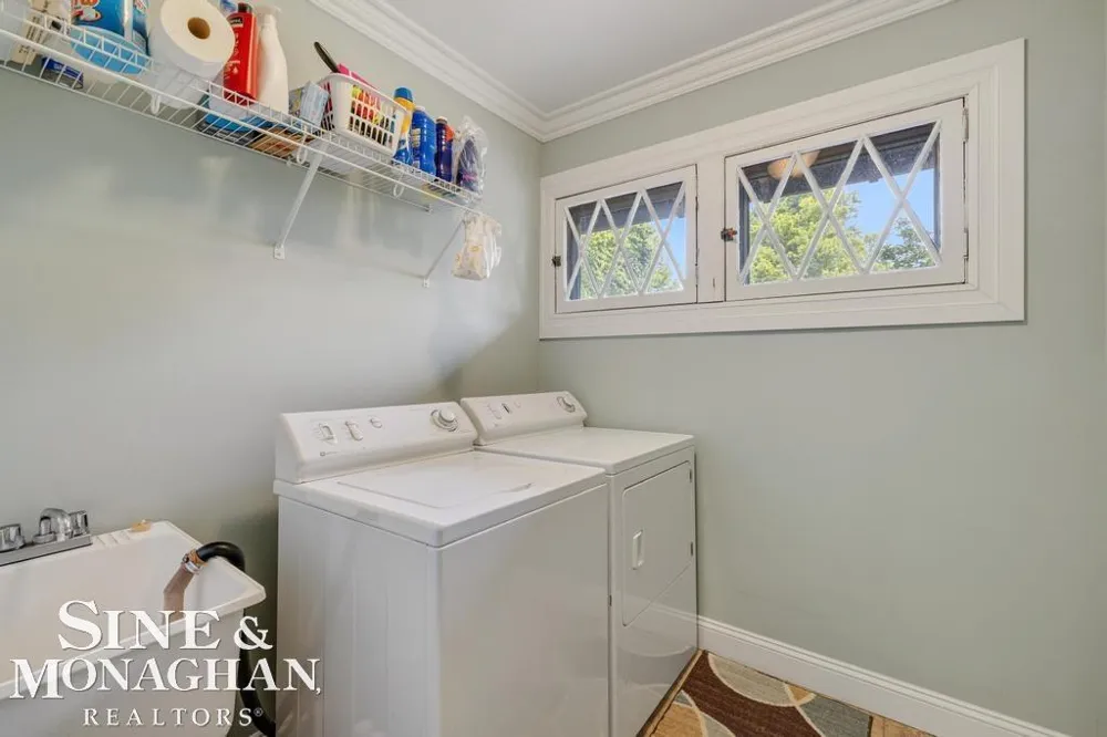 979 Lakepointe Street Grosse Pointe Park City, MI 48230