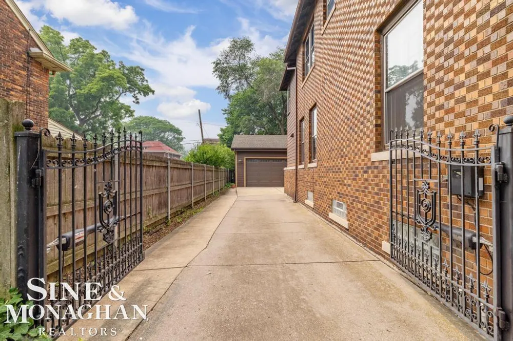 979 Lakepointe Street Grosse Pointe Park City, MI 48230