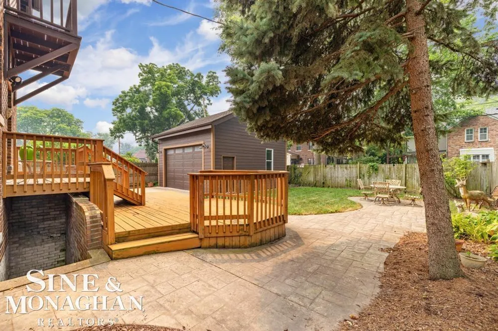 979 Lakepointe Street Grosse Pointe Park City, MI 48230
