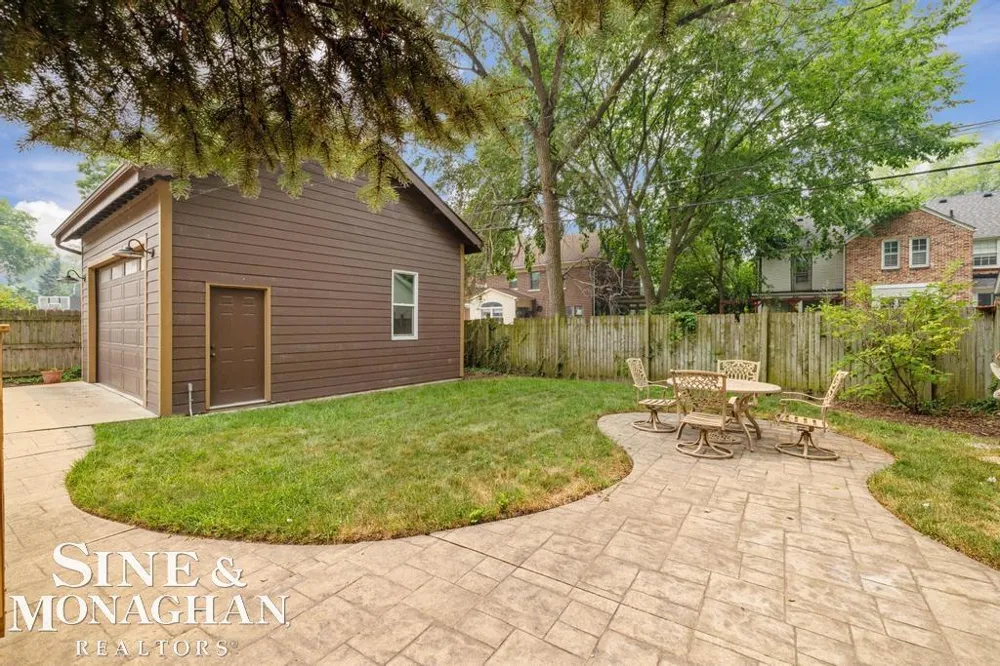979 Lakepointe Street Grosse Pointe Park City, MI 48230