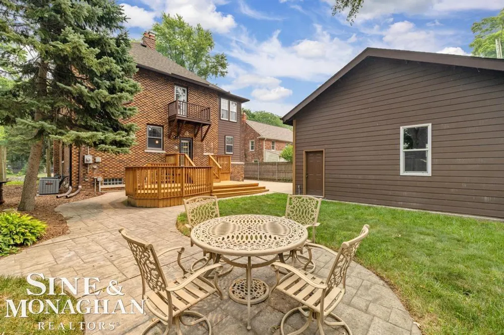 979 Lakepointe Street Grosse Pointe Park City, MI 48230