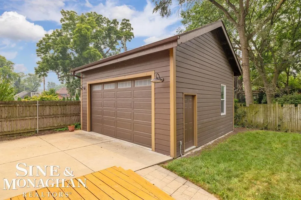 979 Lakepointe Street Grosse Pointe Park City, MI 48230