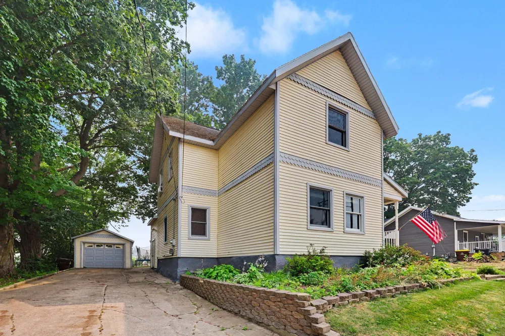 42 E Waterloo Street NW Casnovia, MI 49318