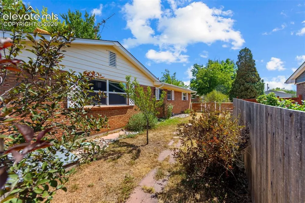 626 Pioneer Lane Colorado Springs, CO 80904