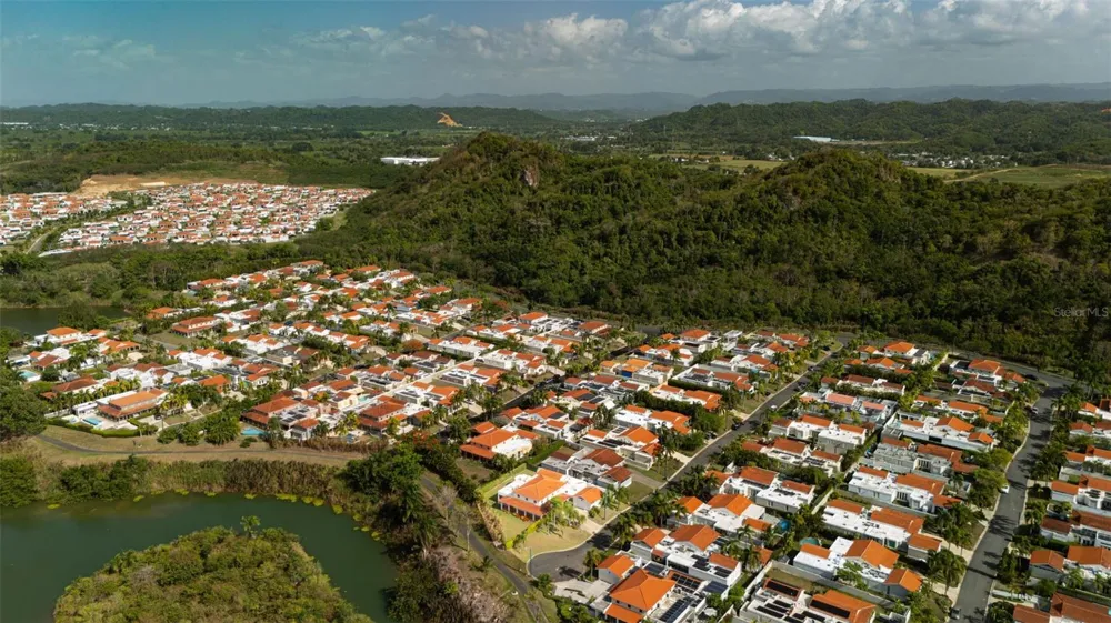 451 CAMINO GUAJATACA Dorado, PR 00646