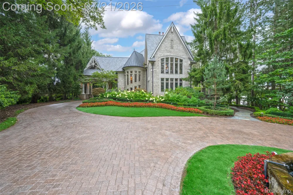 5621 Arbor Bay Court Genoa Township, MI 48116