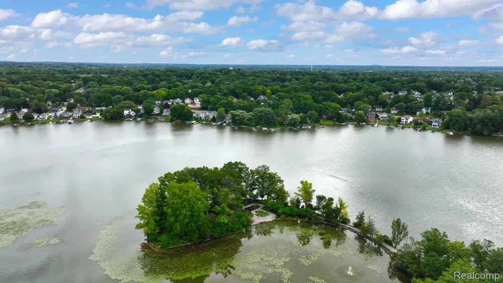 5621 Arbor Bay Court Genoa Township, MI 48116