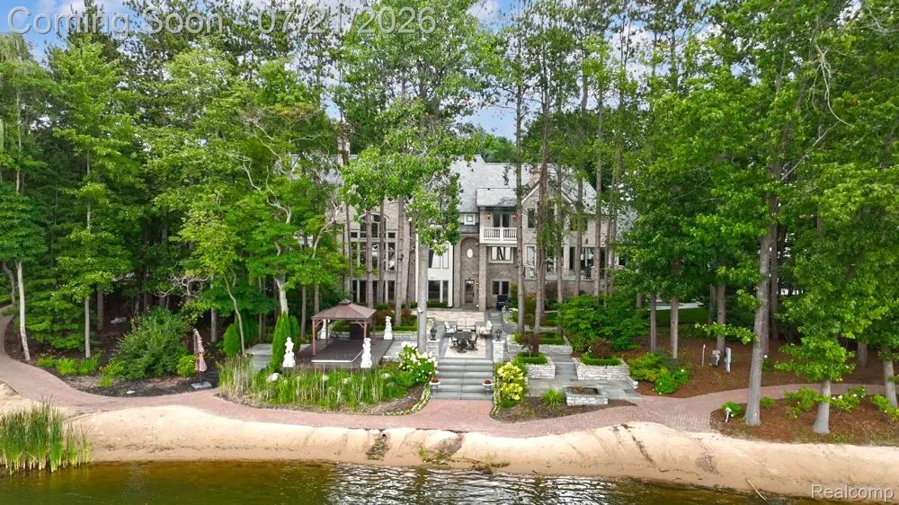 5621 Arbor Bay Court Genoa Township, MI 48116