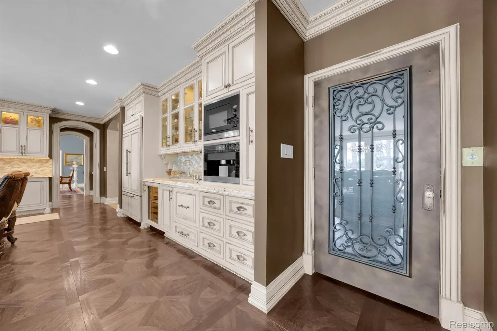 5621 Arbor Bay Court Genoa Township, MI 48116