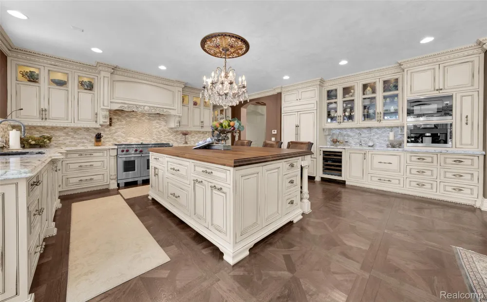5621 Arbor Bay Court Genoa Township, MI 48116