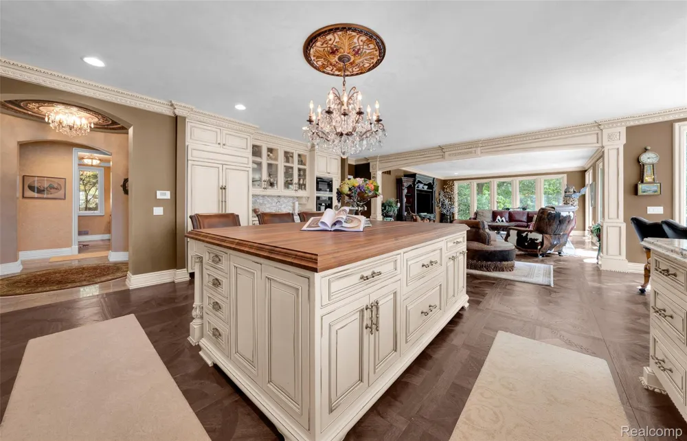 5621 Arbor Bay Court Genoa Township, MI 48116