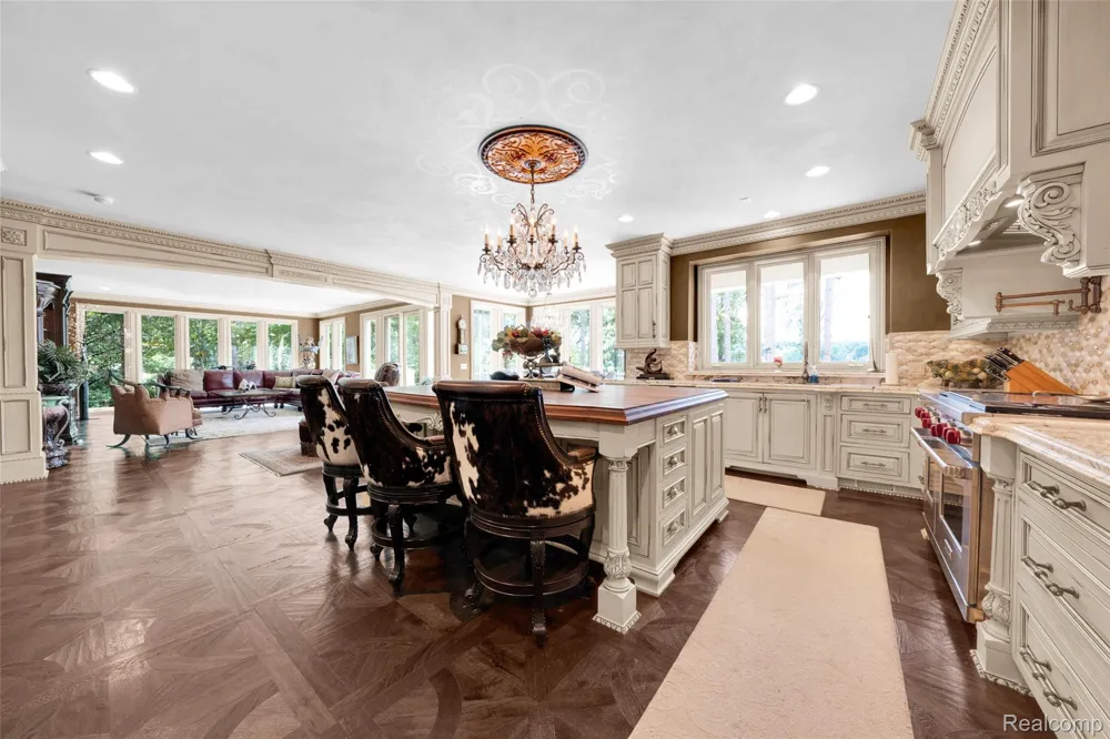 5621 Arbor Bay Court Genoa Township, MI 48116