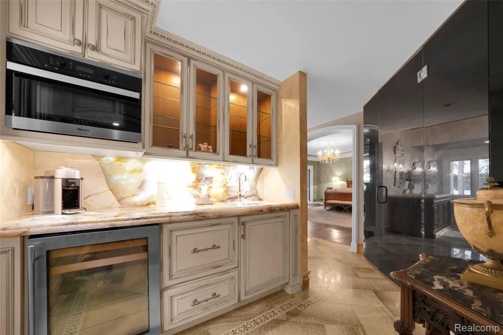 5621 Arbor Bay Court Genoa Township, MI 48116