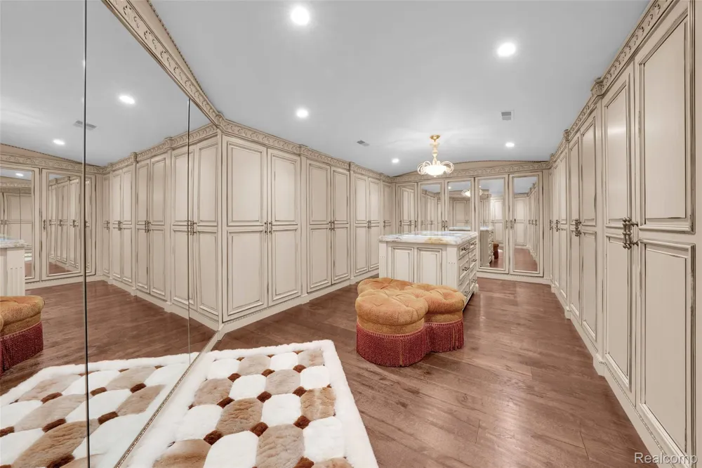 5621 Arbor Bay Court Genoa Township, MI 48116