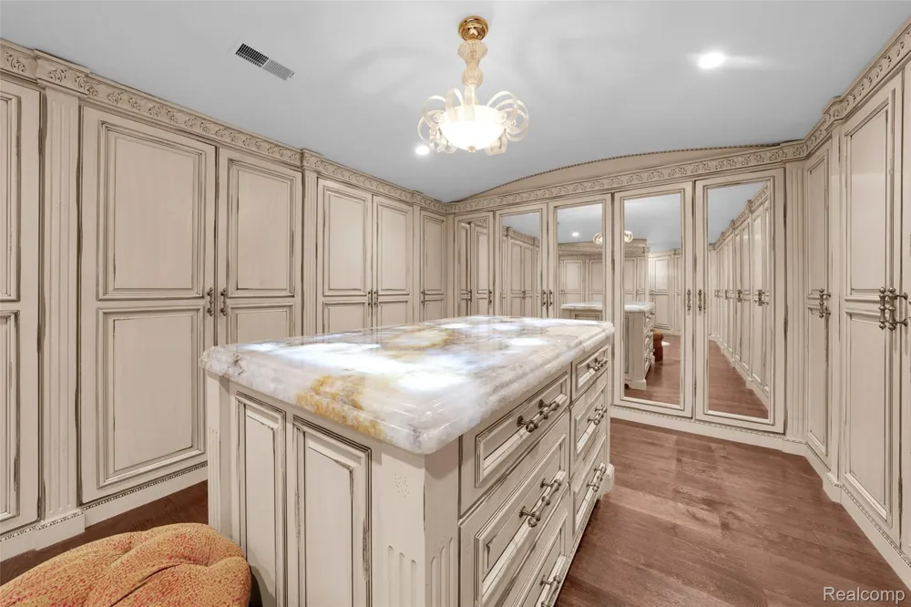 5621 Arbor Bay Court Genoa Township, MI 48116