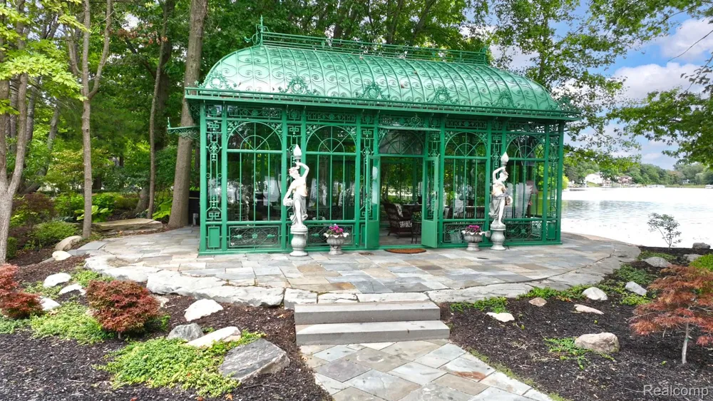 5621 Arbor Bay Court Genoa Township, MI 48116