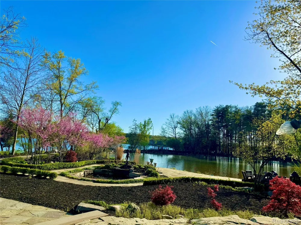 5621 Arbor Bay Court Genoa Township, MI 48116