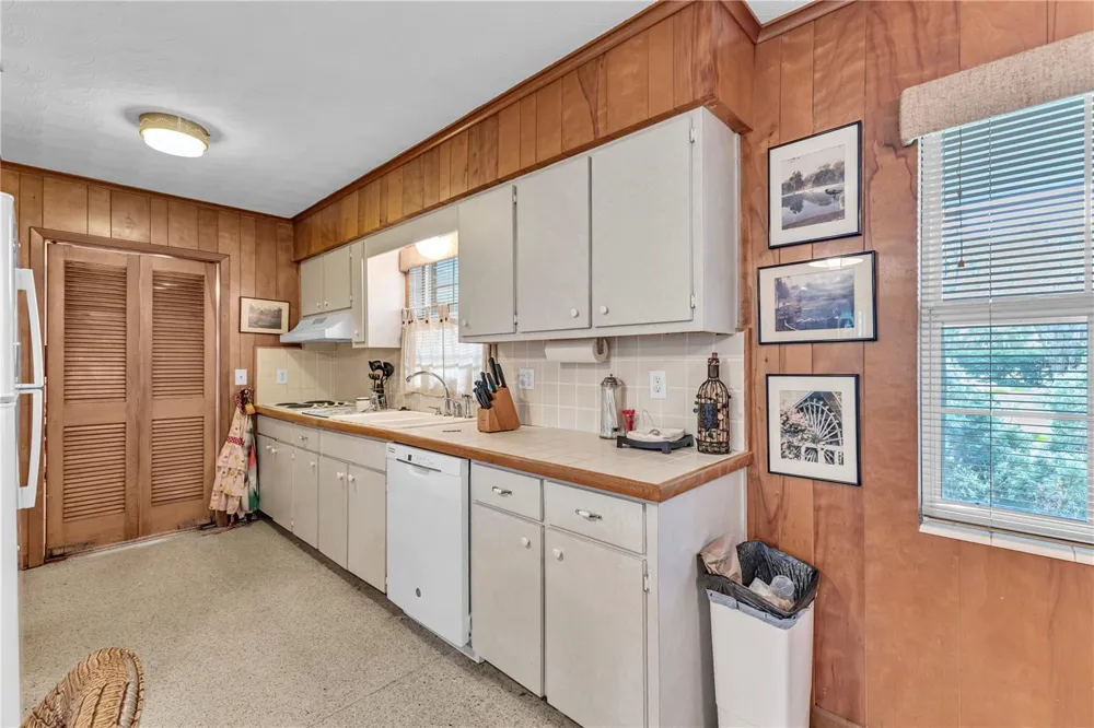 1940 ALICE DRIVE Astor, FL 32102