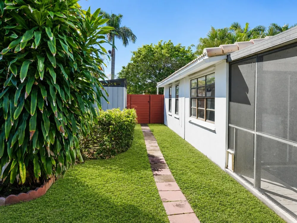 819 NE 2ND COURT Hallandale Beach, FL 33009