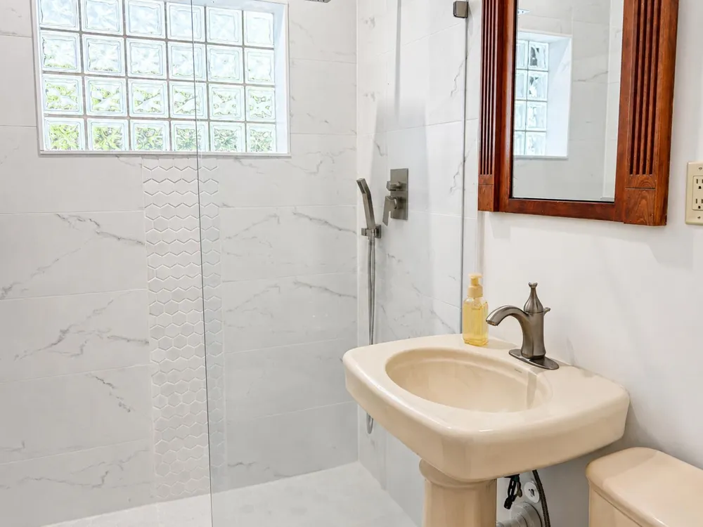 819 NE 2ND COURT Hallandale Beach, FL 33009