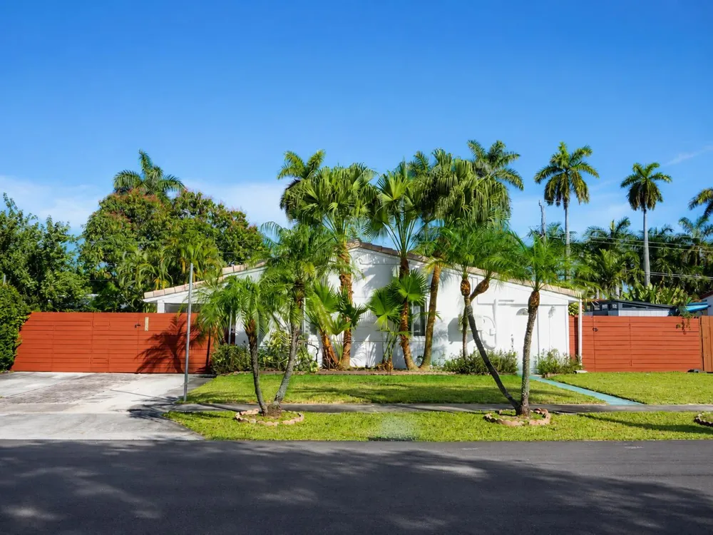 819 NE 2ND COURT Hallandale Beach, FL 33009