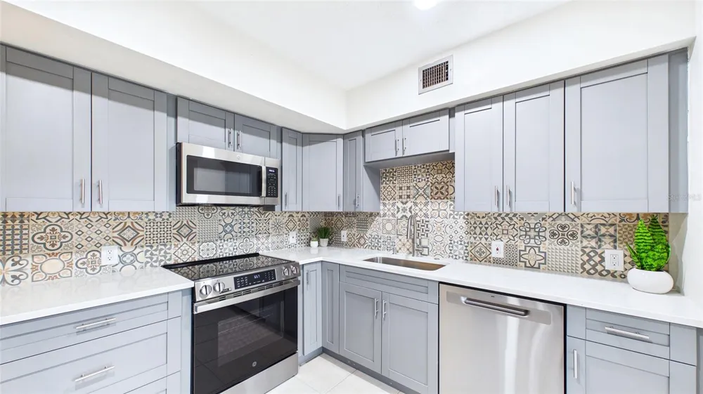 2454 AUSTRALIA WAY E #32 Clearwater, FL 33763