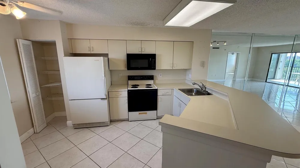 2334 S Cypress Bend Drive #802 Pompano Beach, FL 33069