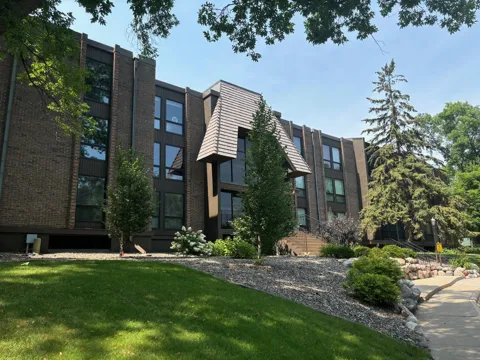 6075 Lincoln Drive #201