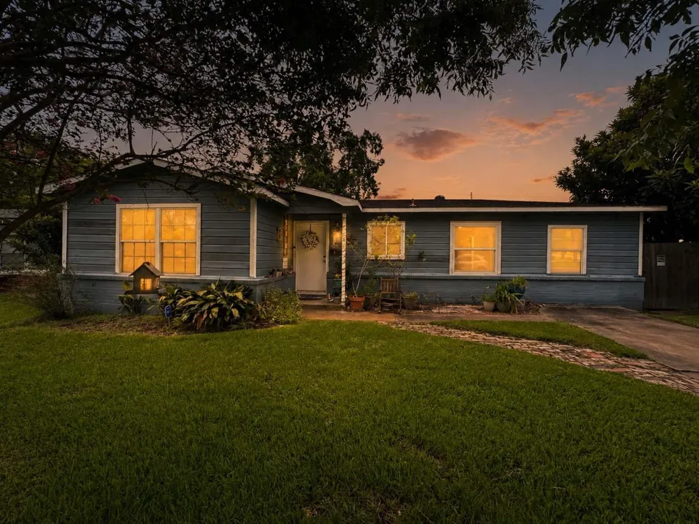 206 Cedar Drive Hitchcock, TX 77563
