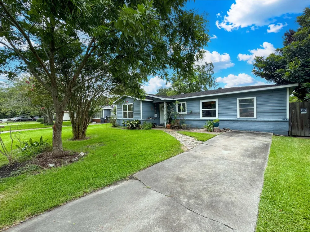 206 Cedar Drive Hitchcock, TX 77563