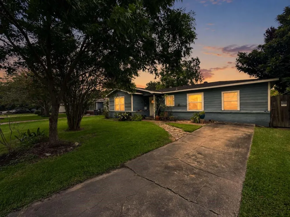 206 Cedar Drive Hitchcock, TX 77563