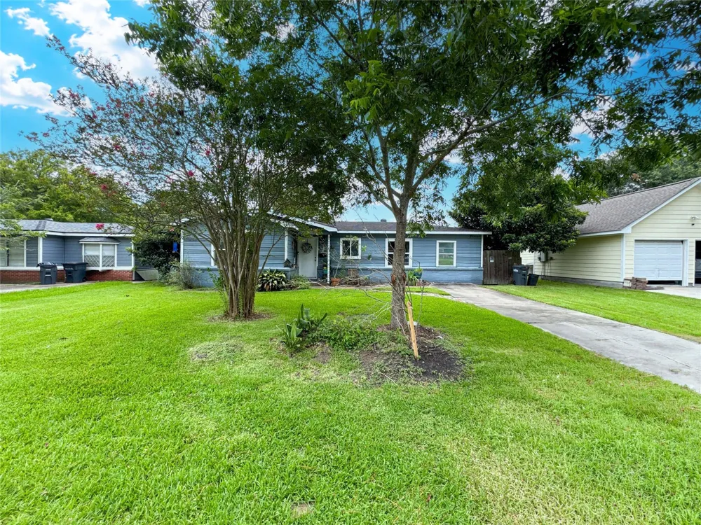 206 Cedar Drive Hitchcock, TX 77563