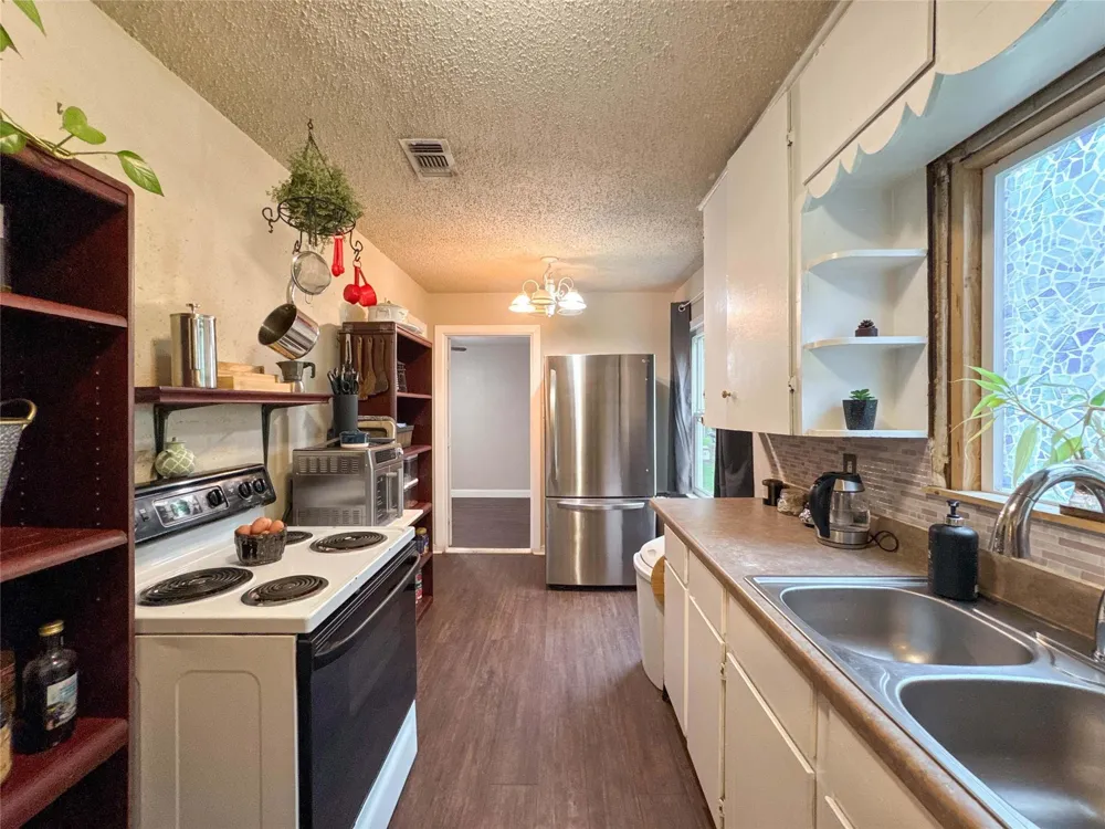 206 Cedar Drive Hitchcock, TX 77563